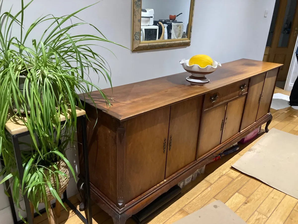Furniture / side-board