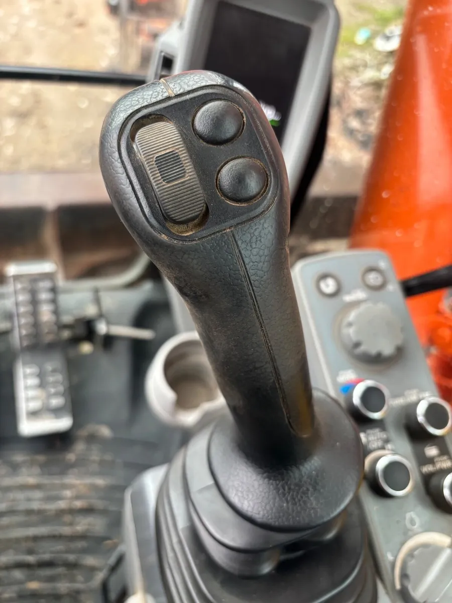 2017 HITACHI 135  digger with blade - Image 2