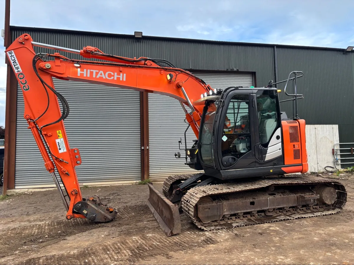 2017 HITACHI 135  digger with blade - Image 1