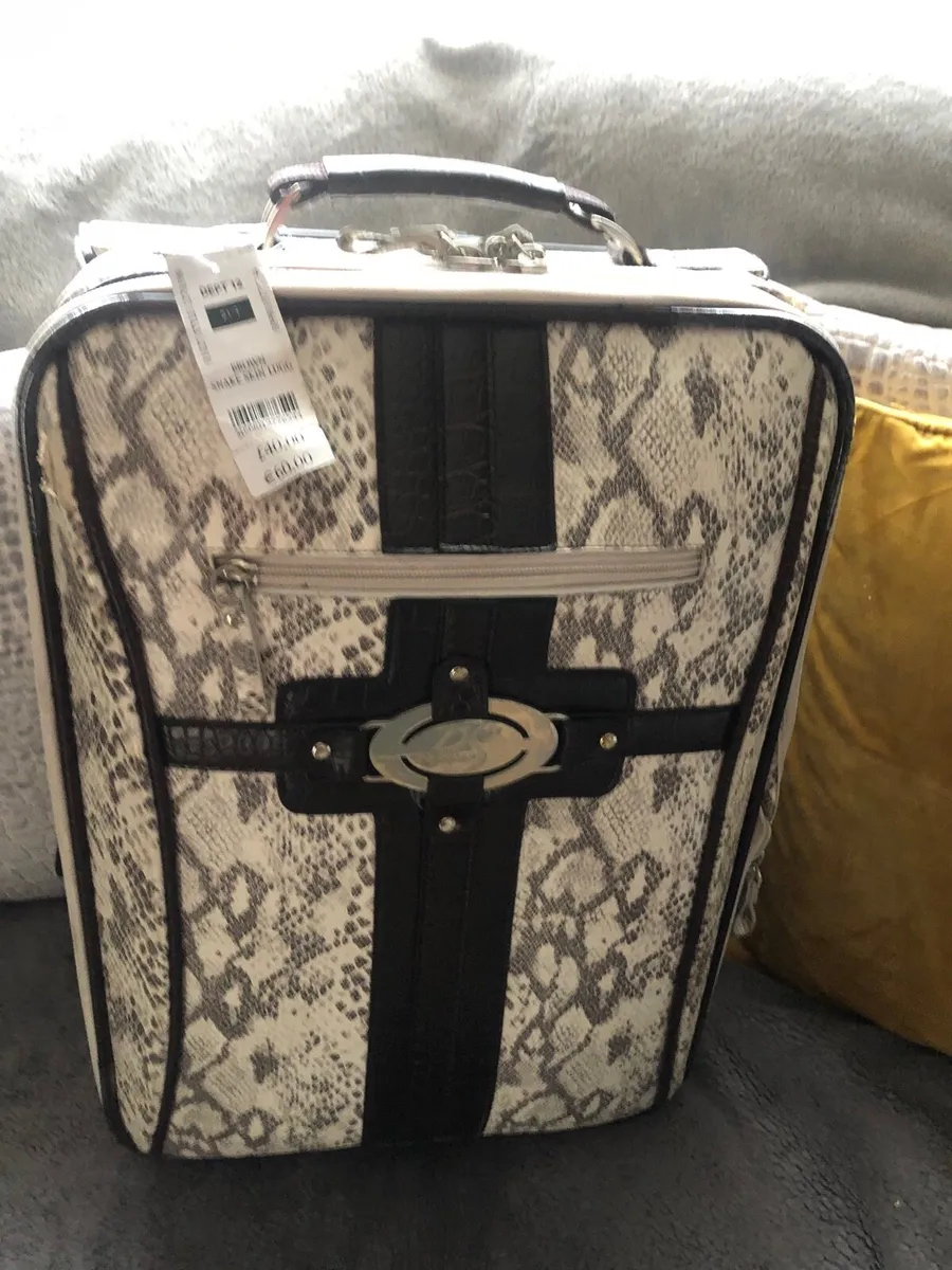 New travelling case €40 - Image 1