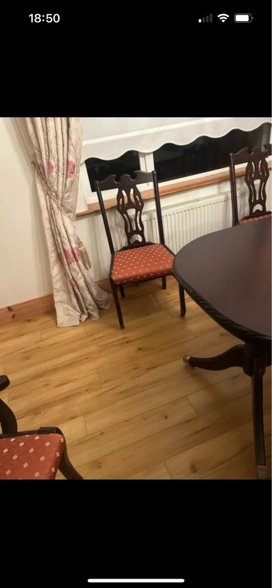 Table and chairs - Image 3