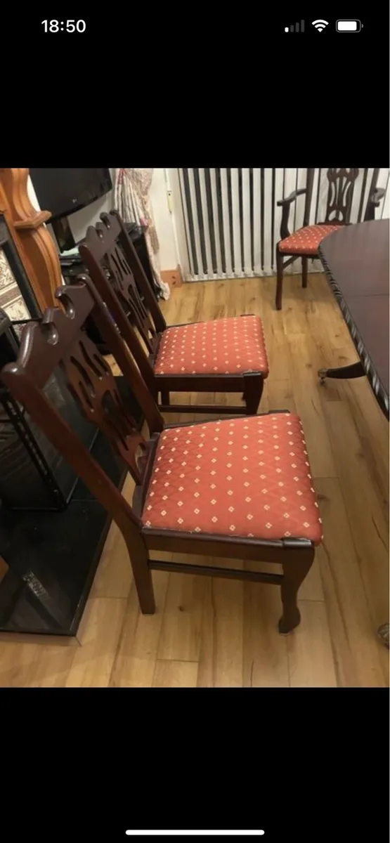 Table and chairs - Image 4