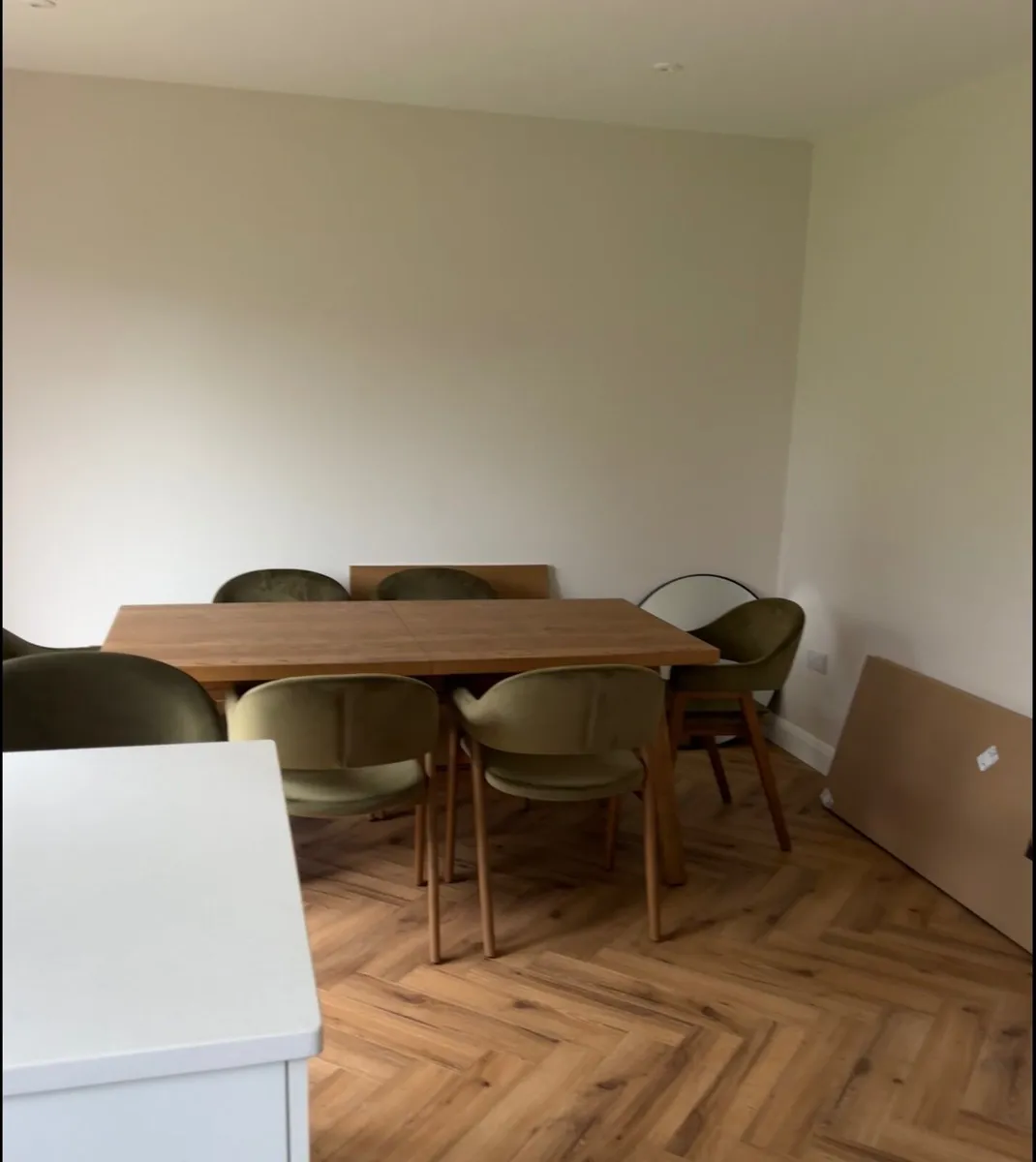 Extendable table and 6 olive green velvet chairs - Image 3
