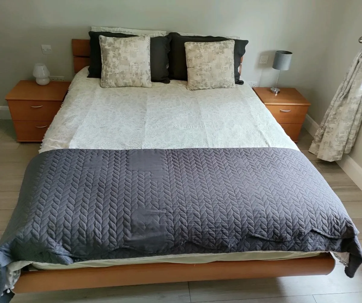 King size bed - Image 1