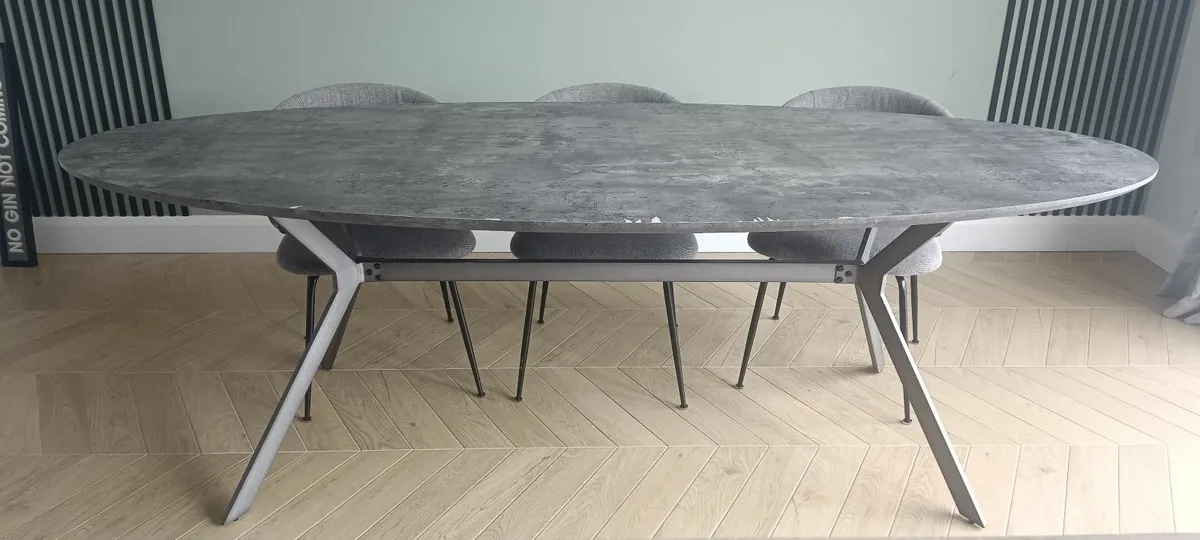 Dining table - Image 1