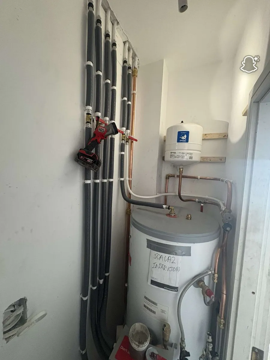 2 plumbers available - Image 1