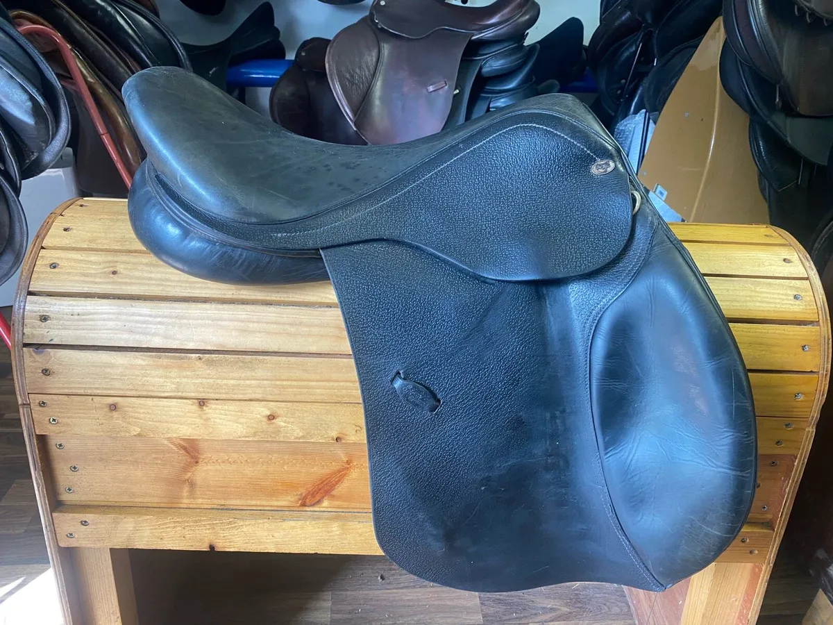 Eric Thomas black Leather jump saddle - Image 1