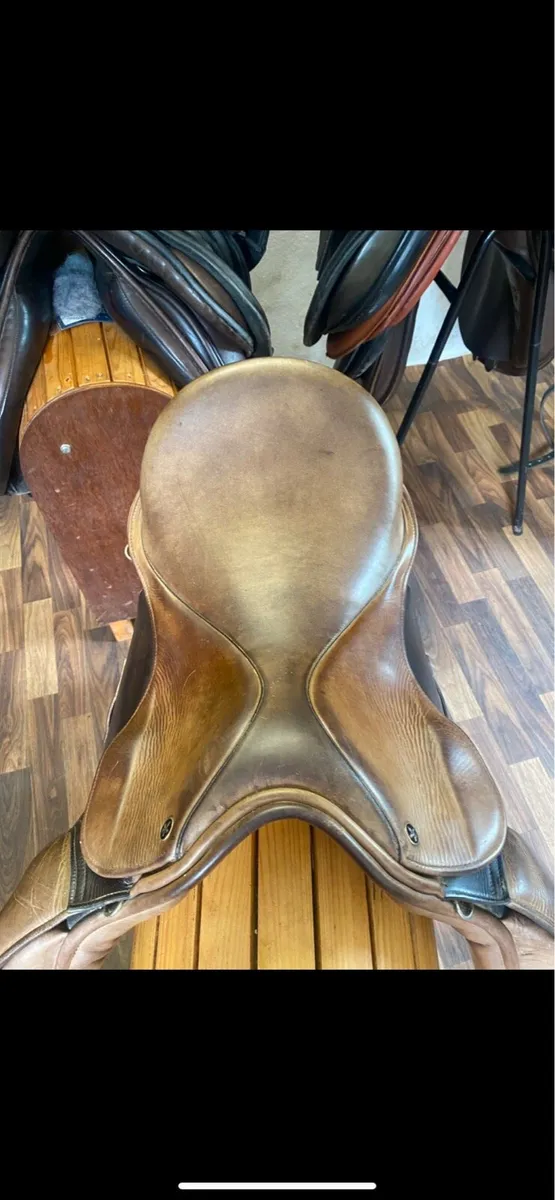 Falcon 17” wide brown Leather saddle - Image 3