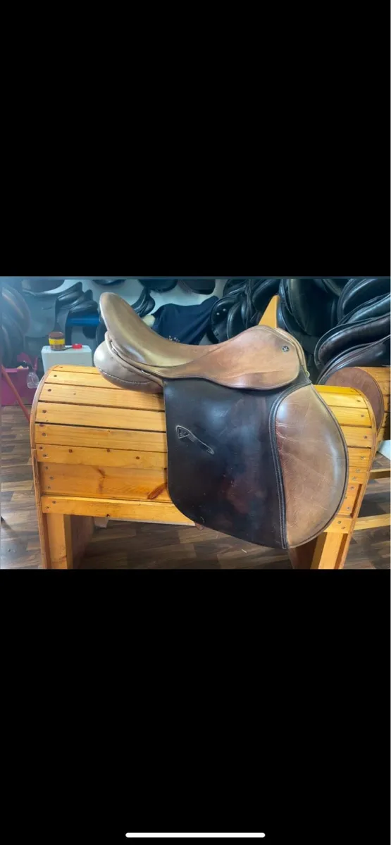 Falcon 17” wide brown Leather saddle - Image 4