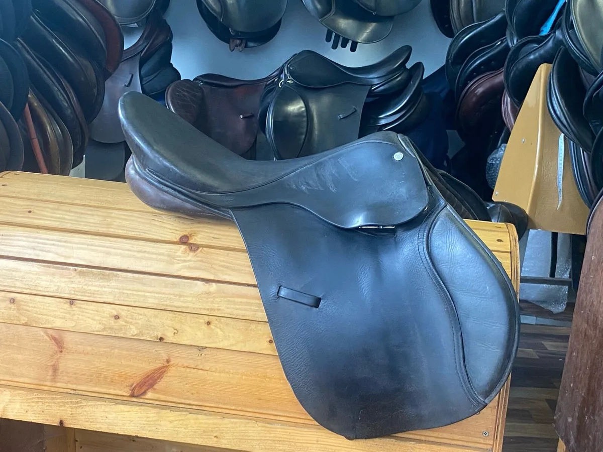 Berney brothers junior jumper Leather saddle - Image 1