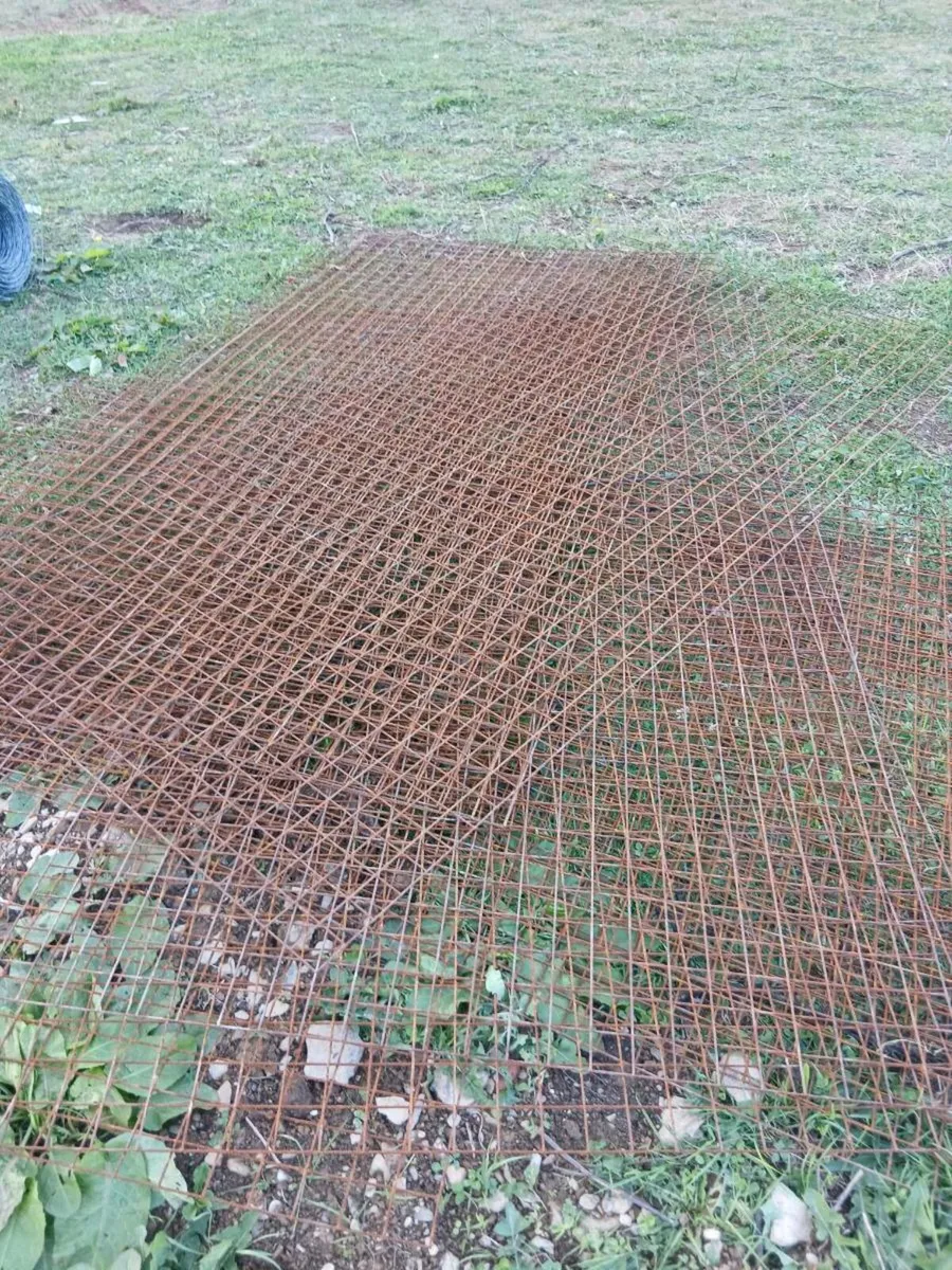 Mesh wire  side 8 by4 Two Inc box - Image 1