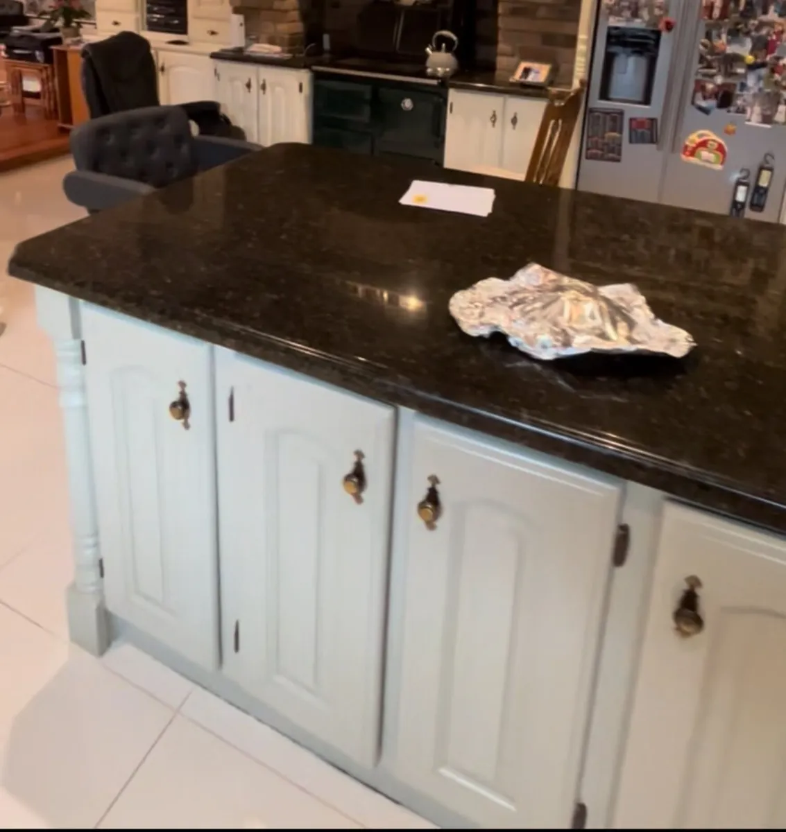 Kitchen Island w/marble top - Image 3