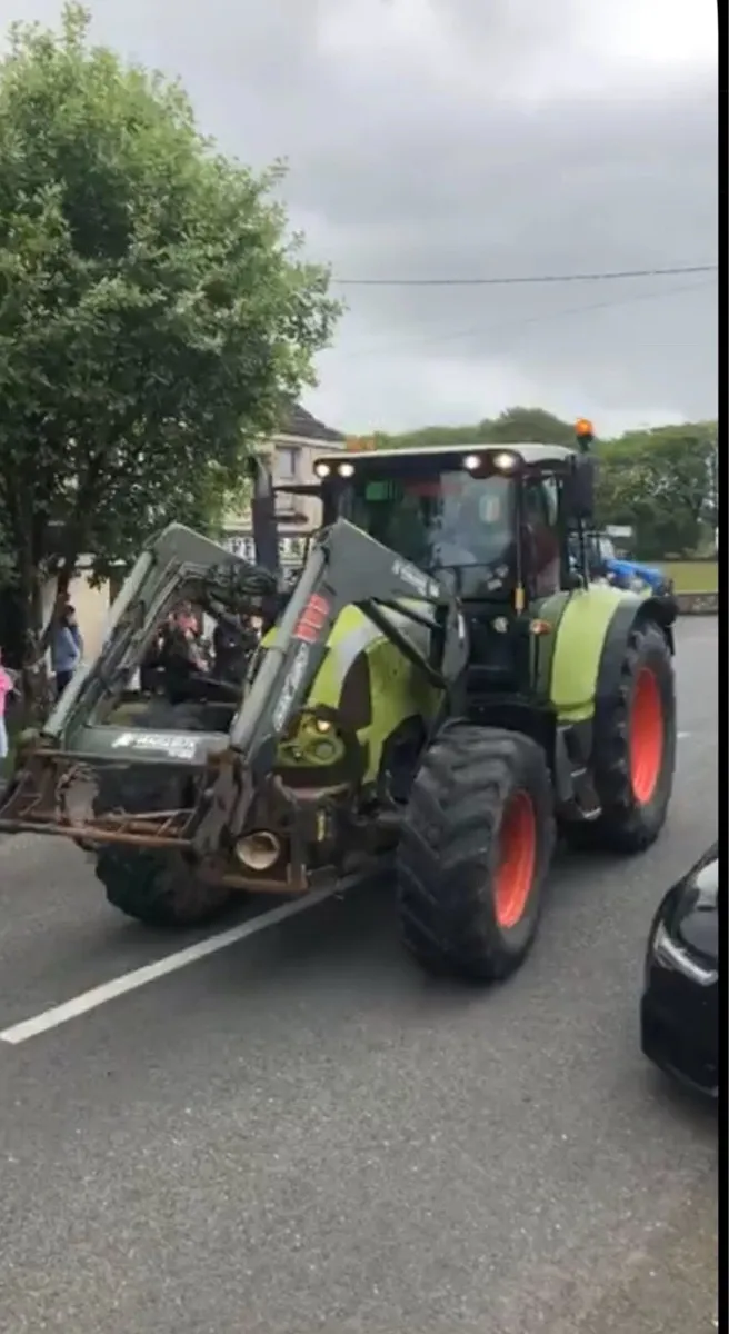 CLAAS ARION 640 with QUICKE front loader - Image 4