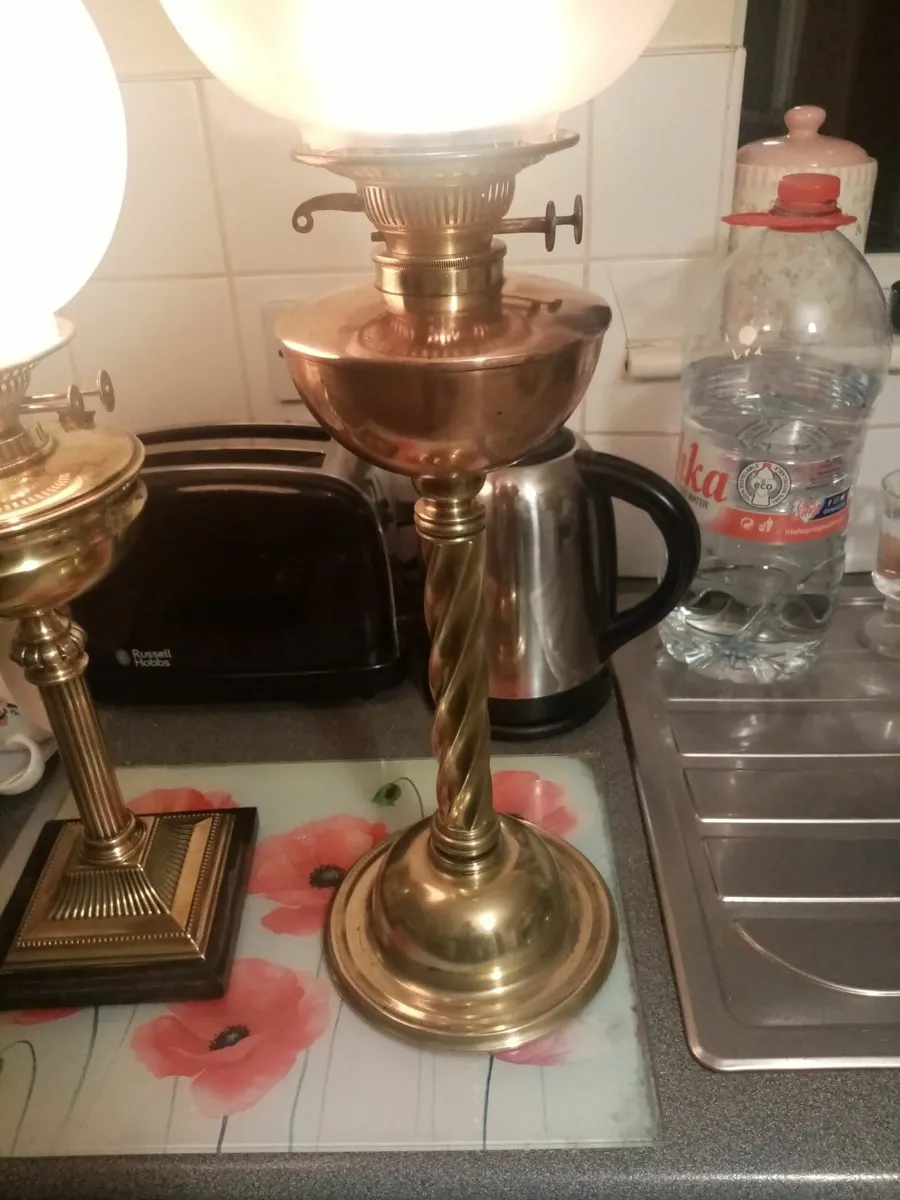 2 victorian Oil lamps - Image 4