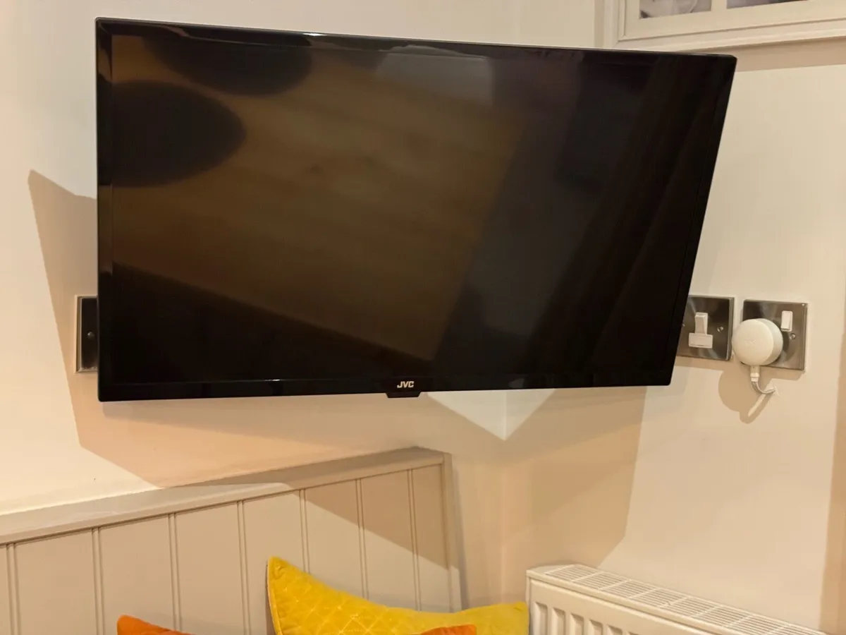 JVC 32” 1080P LED Smart TV