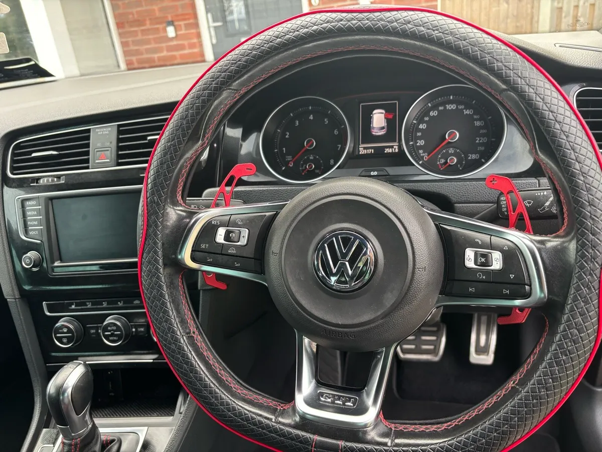 Volkswagen Golf GTI - Performance Pack - automatic - Image 4