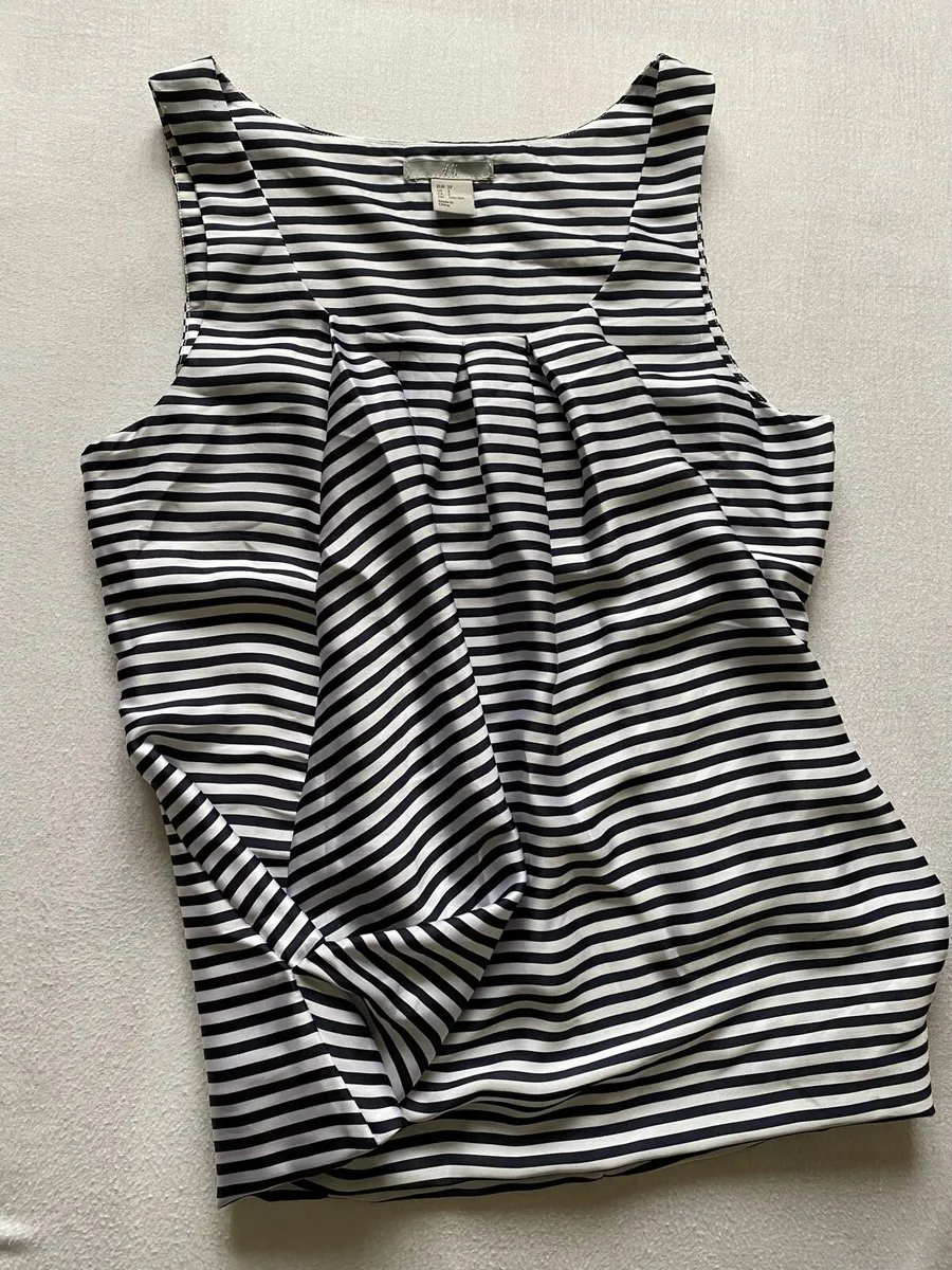 Women’s H&M Navy and White Sleeveless Top - Image 2
