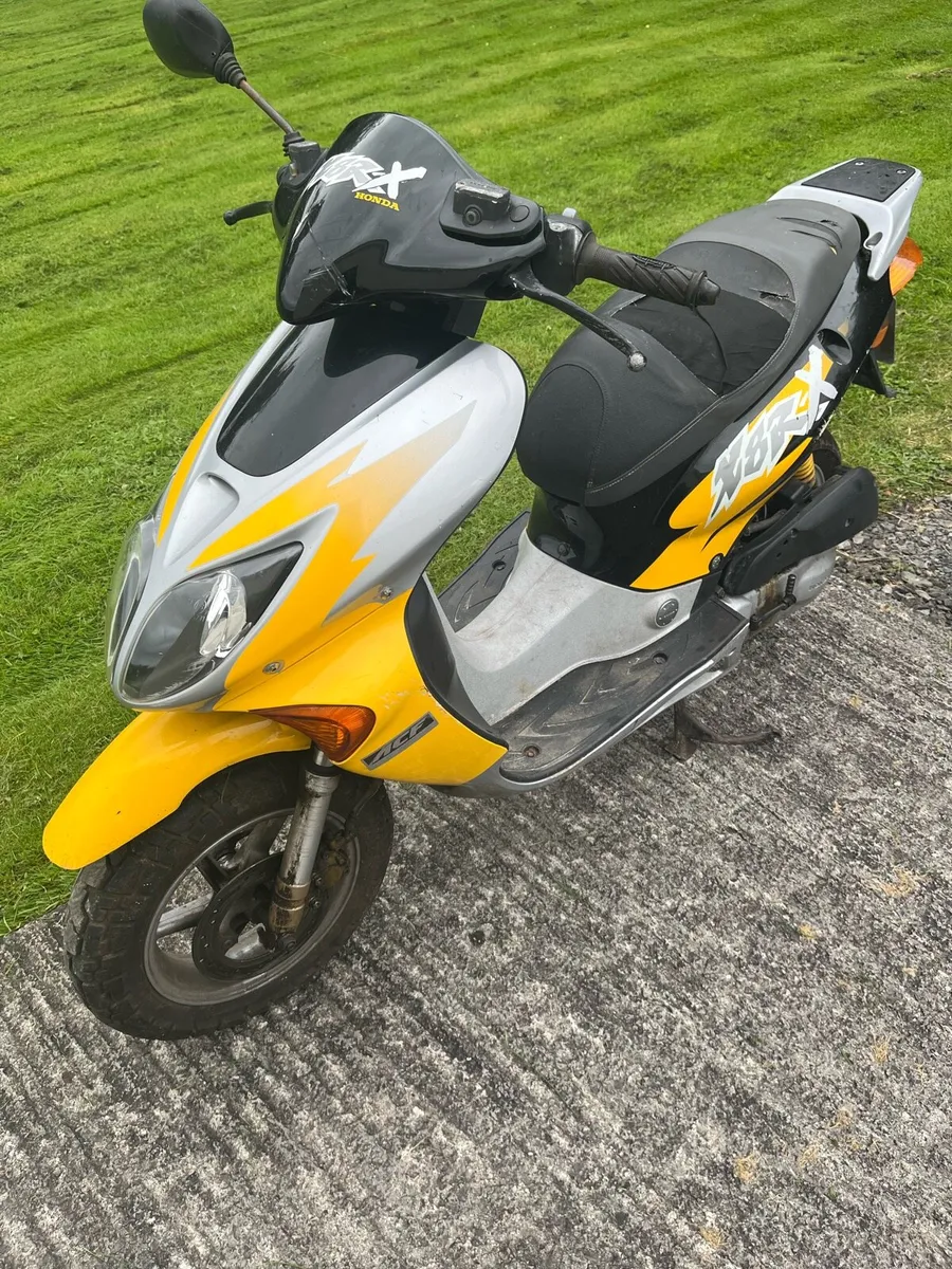 Honda scooter - Image 1