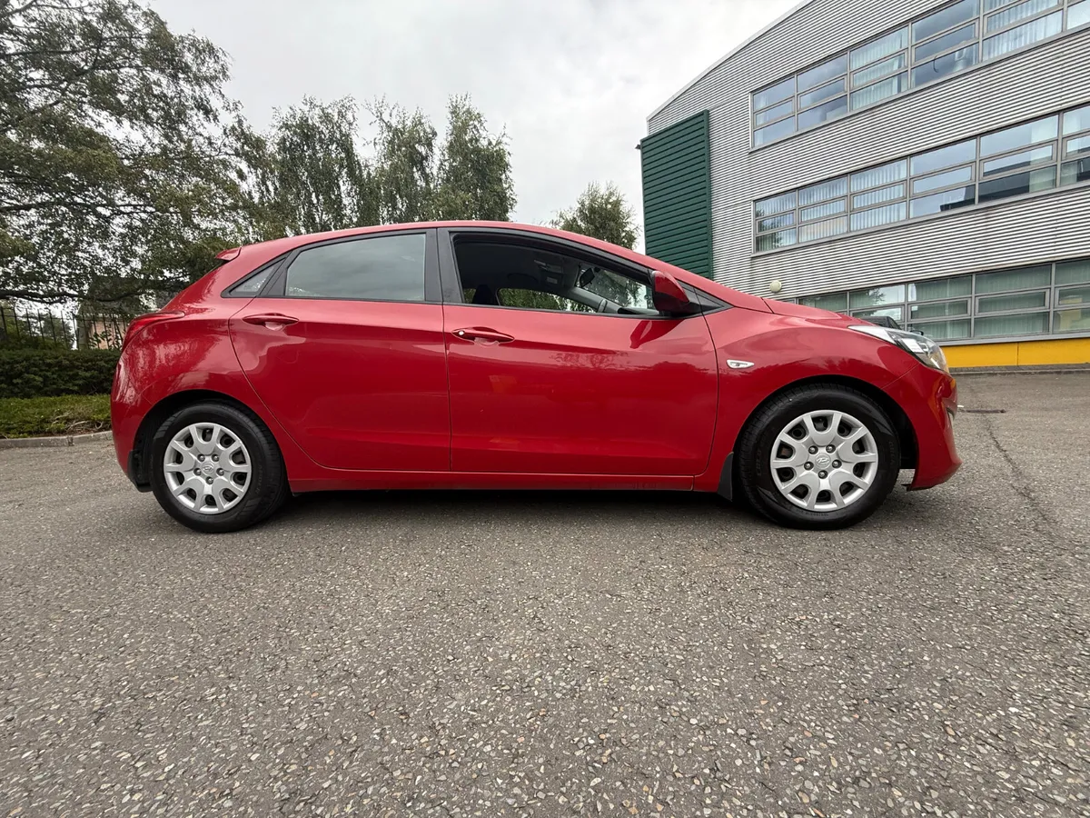 Hyundai i30 1.4 CRDI 5 Door Hatchback - Image 3