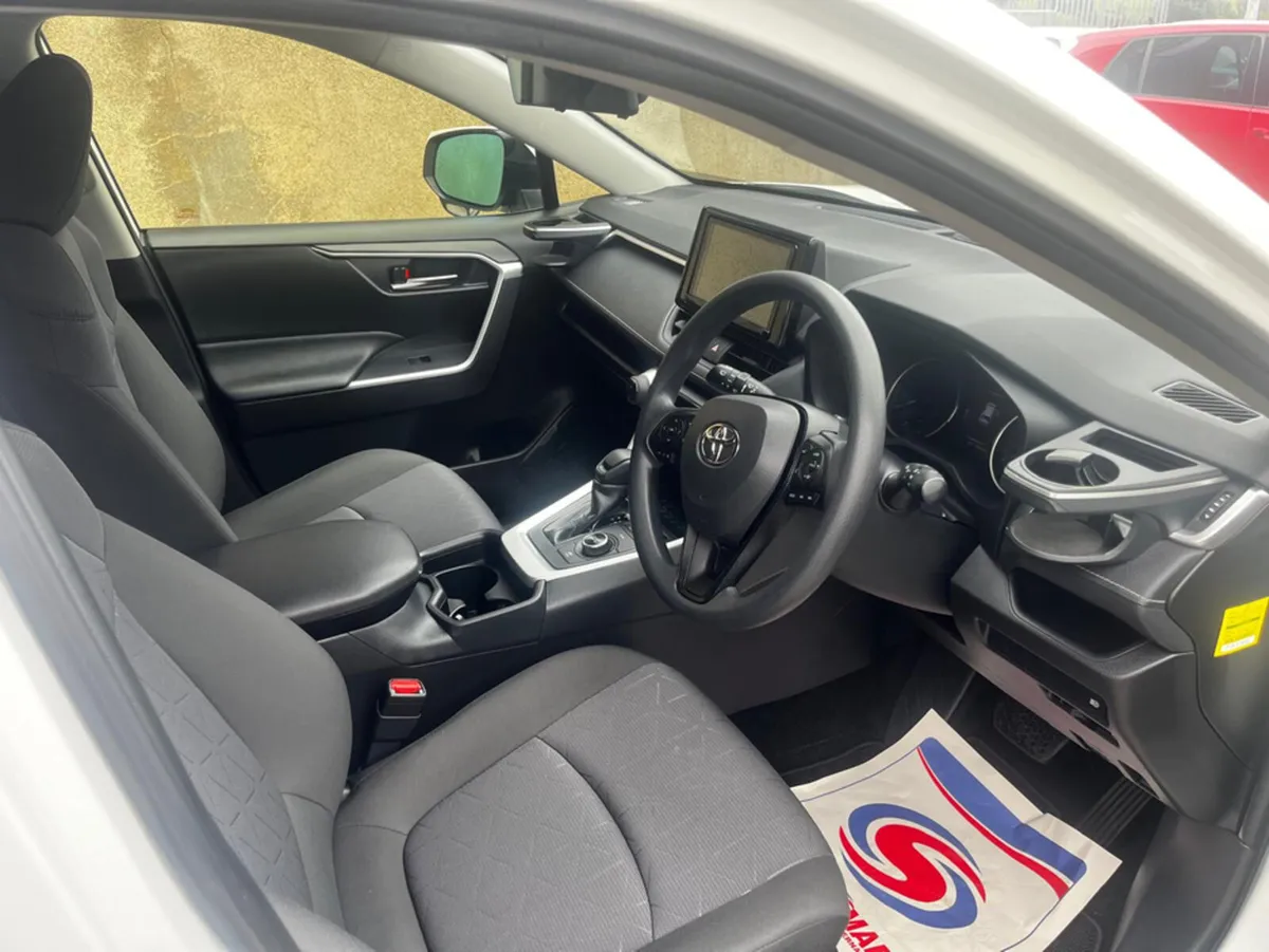 Toyota RAV4 LUNA 2.5 PETROL HYBRID - Image 4