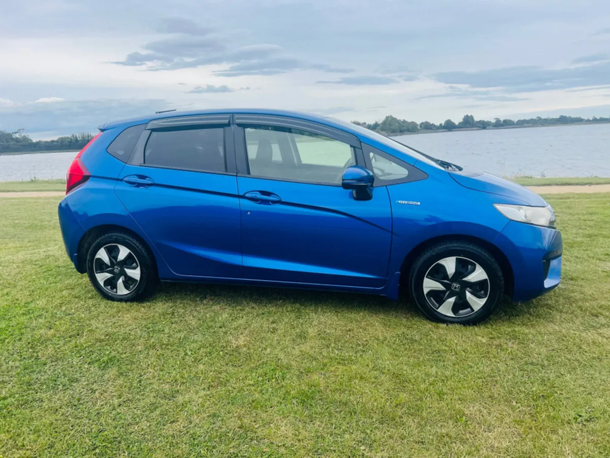 Honda Fit 1.5 HYBRID//FINANCE AVAILABLE//CALL TODA - Image 3
