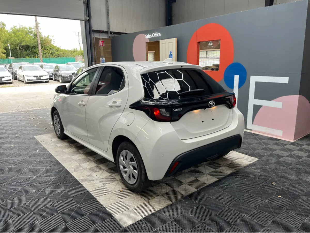 Toyota Yaris €15950! YARIS AUTOMATIC 1.0 PETROL / - Image 4