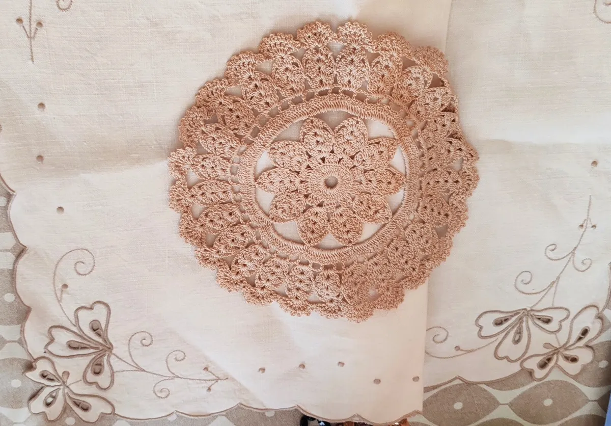 Vintage tray cloth and centre piece - Image 1