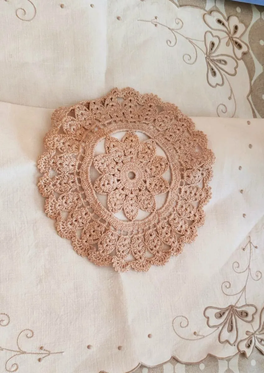Vintage tray cloth and centre piece - Image 2
