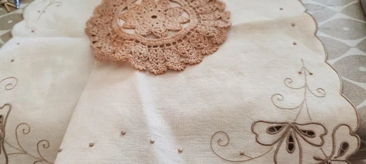 Vintage tray cloth and centre piece - Image 3