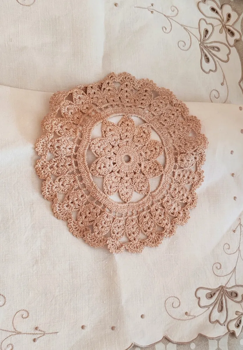 Vintage tray cloth and centre piece - Image 4