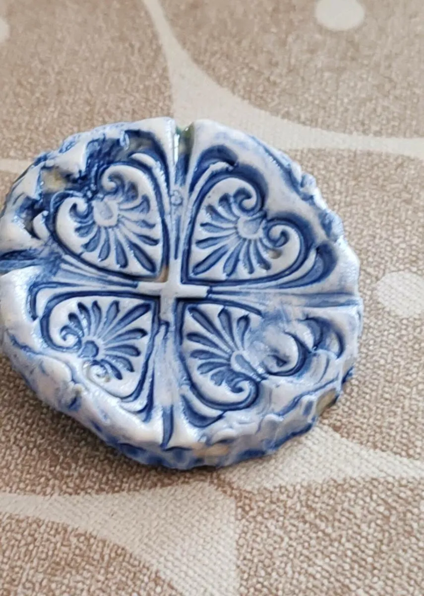 Ceramic i brooch - Image 1