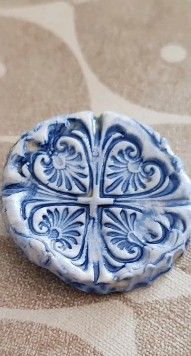 Ceramic i brooch - Image 2