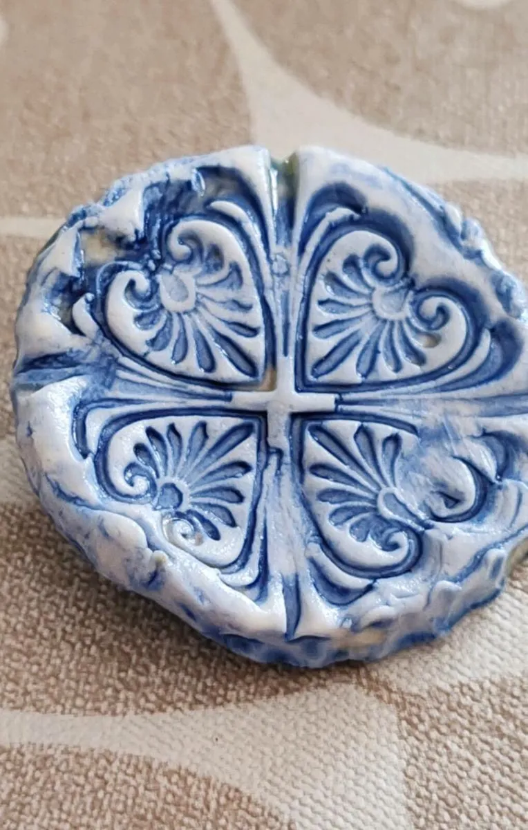 Ceramic i brooch - Image 3