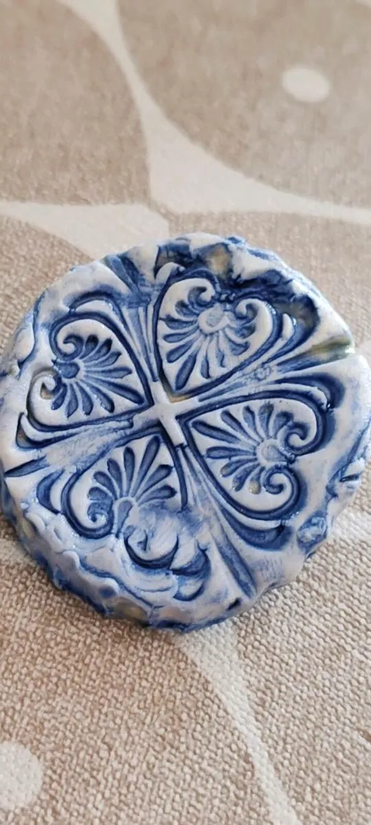 Ceramic i brooch - Image 4
