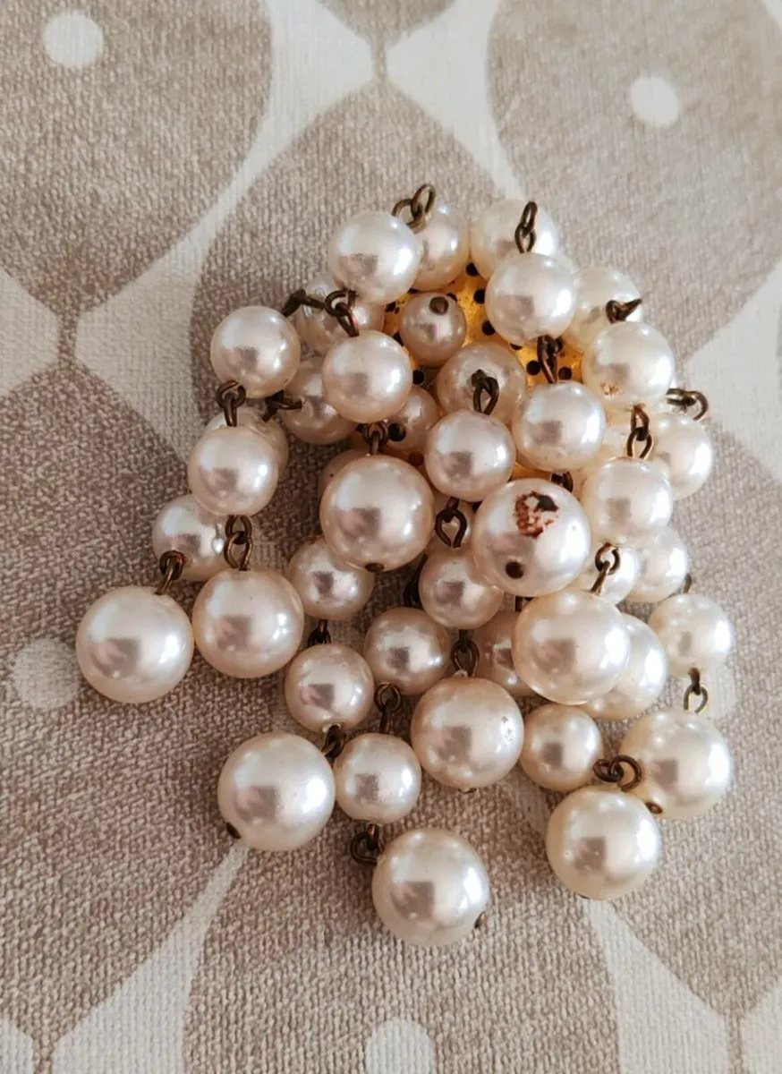 Vintage costume pearl brooch - Image 1