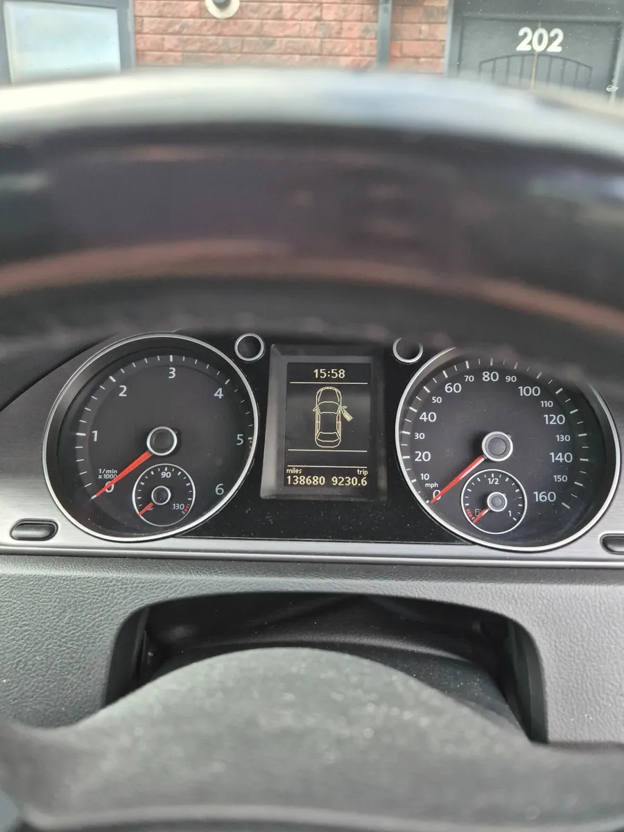 Volkswagen Passat 2011 - Image 2