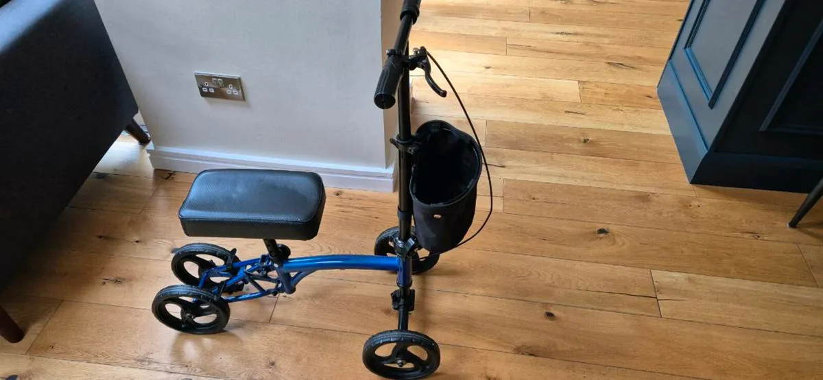 Mobility knee scooter
