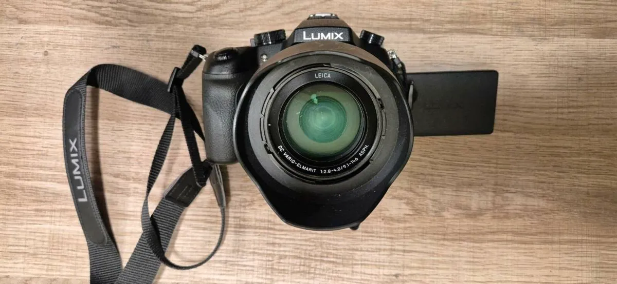 Panasonic Lumix DMC-FZ1000 - Image 1