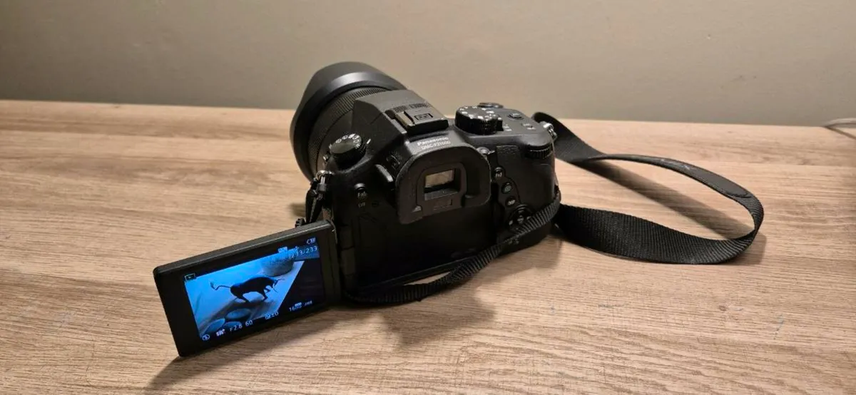 Panasonic Lumix DMC-FZ1000 - Image 2