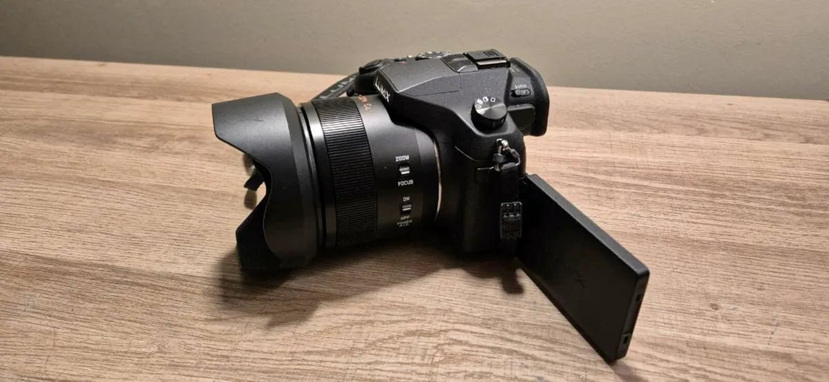 Panasonic Lumix DMC-FZ1000 - Image 3