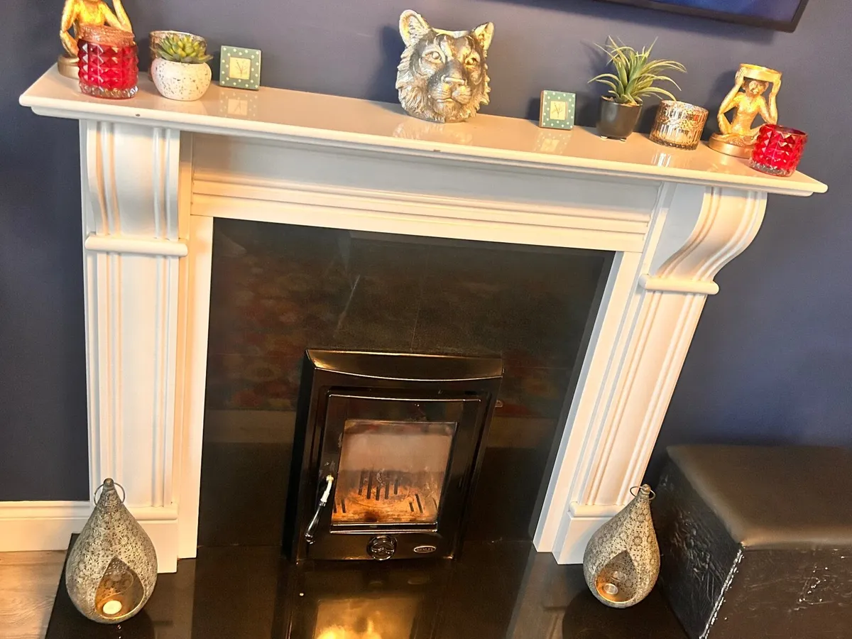 Inset fireplace and surround mantle piece. - Image 1