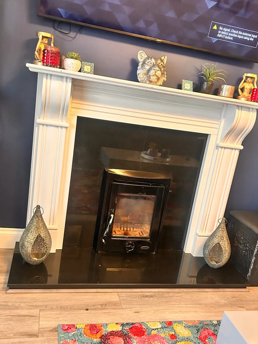 Inset fireplace and surround mantle piece. - Image 2