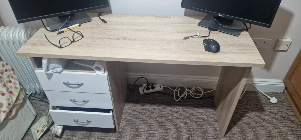 Office table - Image 1