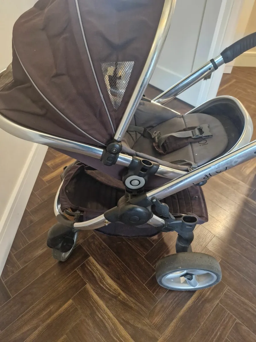 I candy peach..bassinet..insert and adapters - Image 1