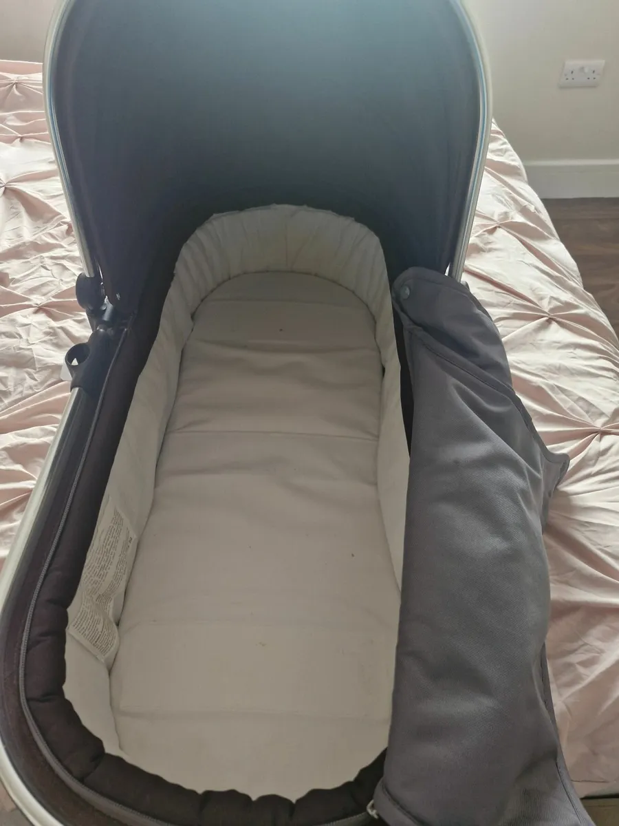 I candy peach..bassinet..insert and adapters - Image 4