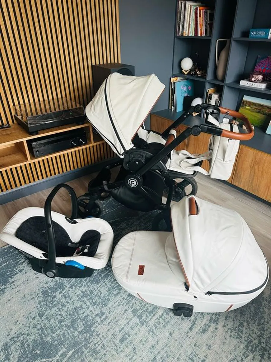 Pram, Stroller, Car Seat - Futuro 3 in 1 System - Image 1
