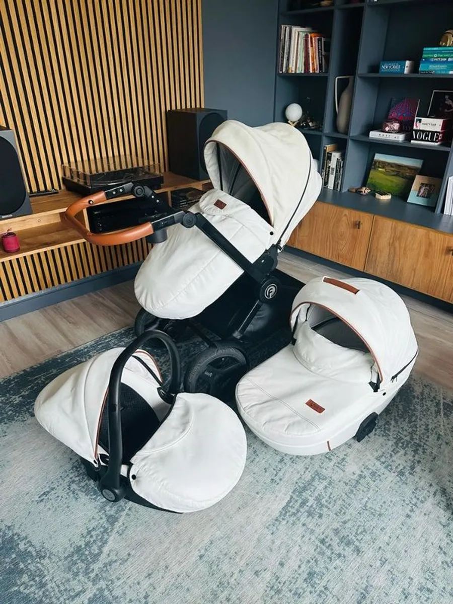 Pram, Stroller, Car Seat - Futuro 3 in 1 System - Image 2