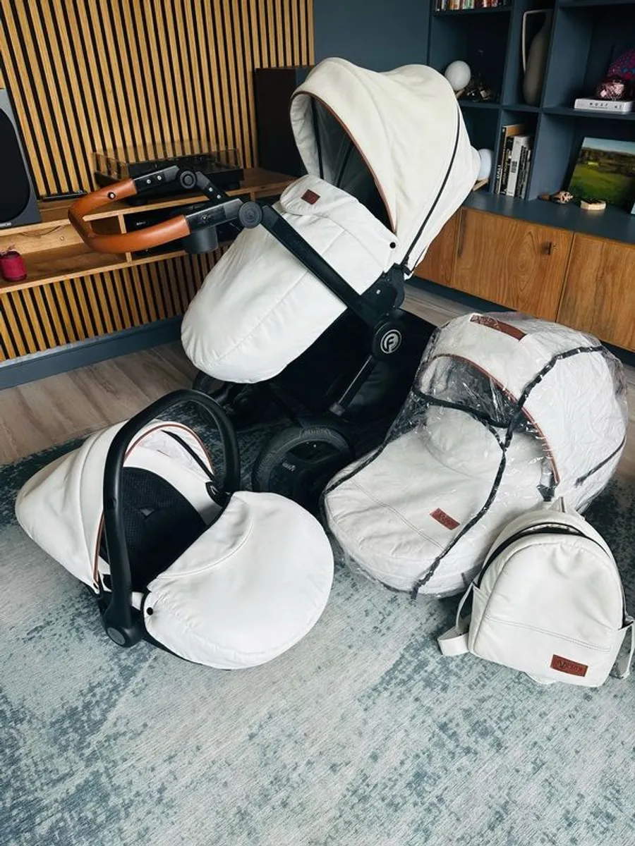 Pram, Stroller, Car Seat - Futuro 3 in 1 System - Image 3