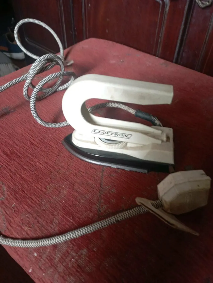 VINTAGE LLOYTRON MINI TRAVEL IRON - Image 2