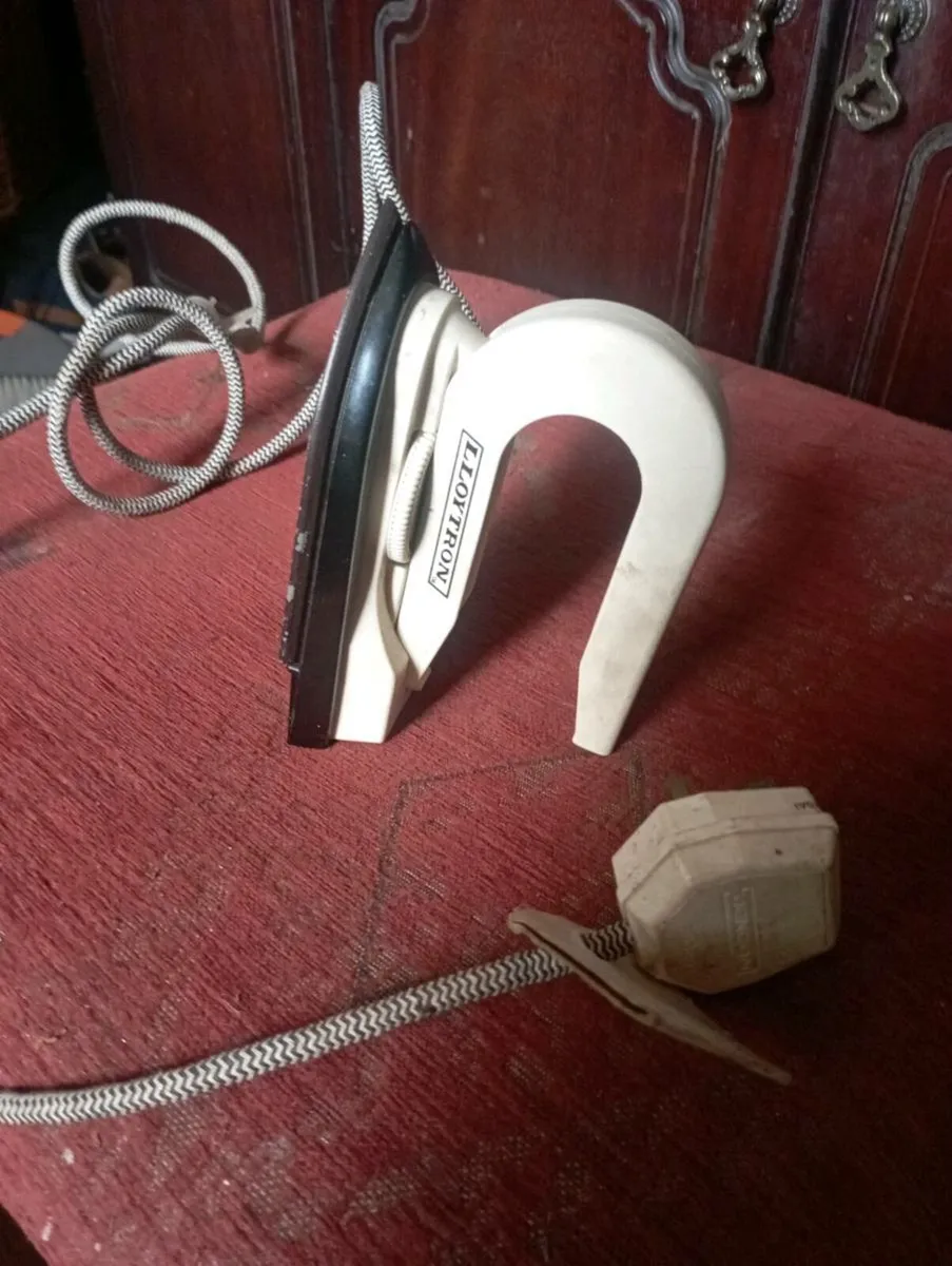 VINTAGE LLOYTRON MINI TRAVEL IRON - Image 3